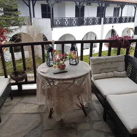 Theodora's In Palm Trees Garden Апартаменты